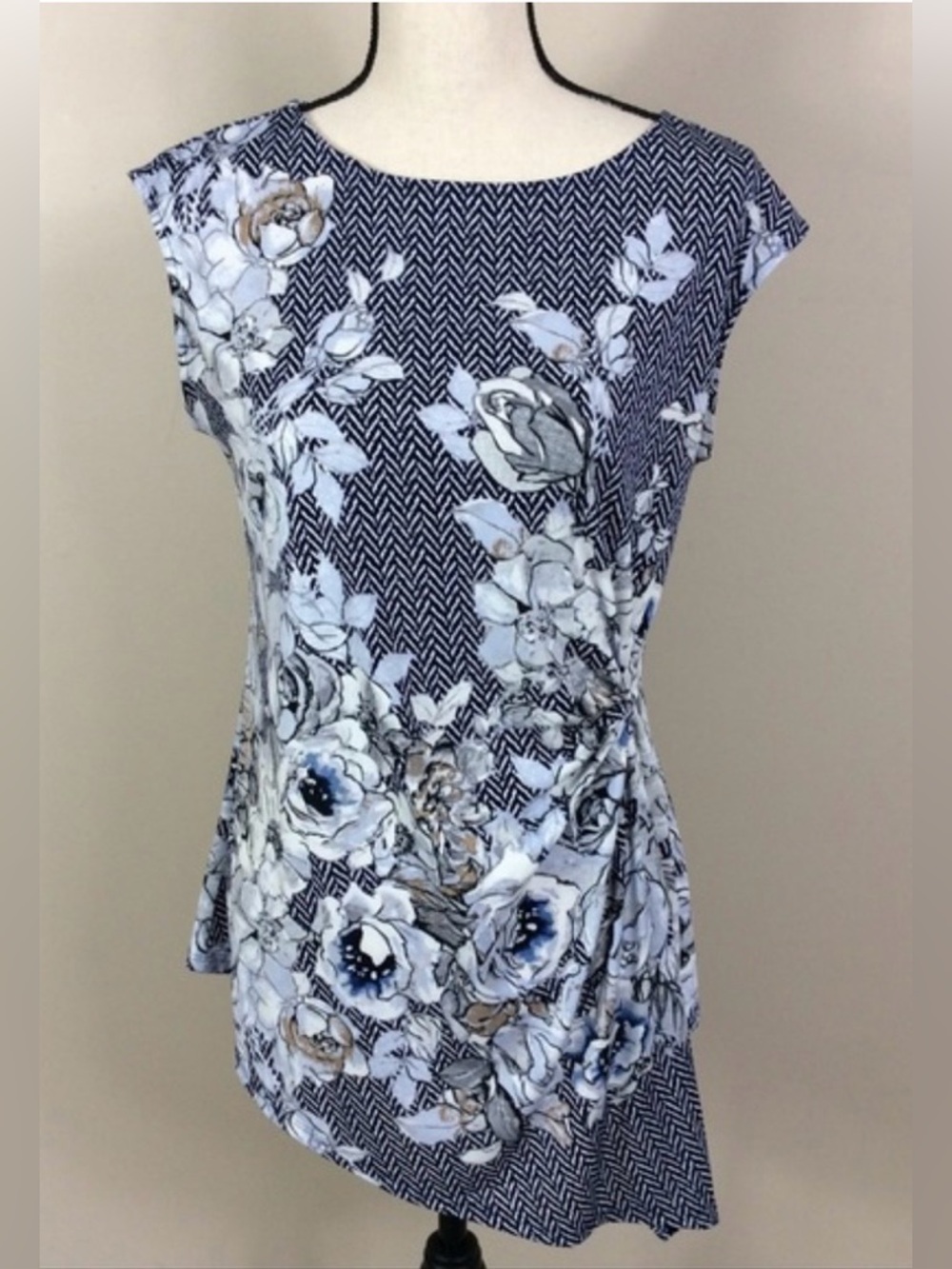 White House Black Market Navy and White Floral Cap Sleeve Tunic